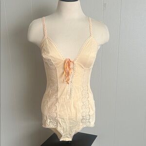 Dainty and elegant Vintage light peach 🍑lace bodysuit made in USA by vanity fair